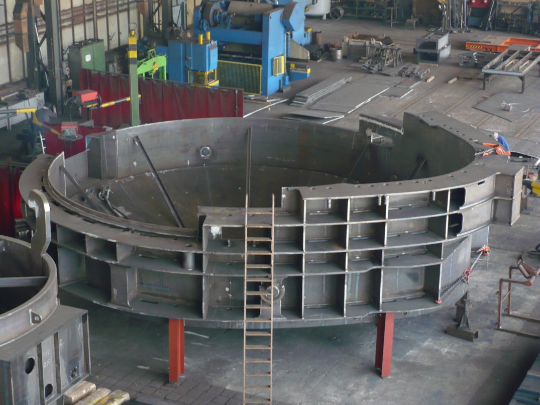 Elektroofen in Produktion / Electric arc furnace shell - in production